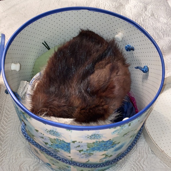 Gorgeous Vintage Hat box with assorted hats including Fur hats - Picture 4 of 15